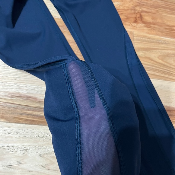 Lululemon Navy mid rise 7/8ths leggings. Size 4 - Picture 4 of 6